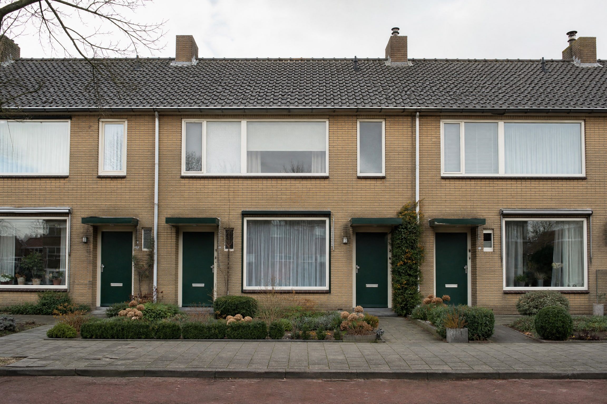 Rij goed onderhouden Nederlandse huurwoningen uit de jaren zestig