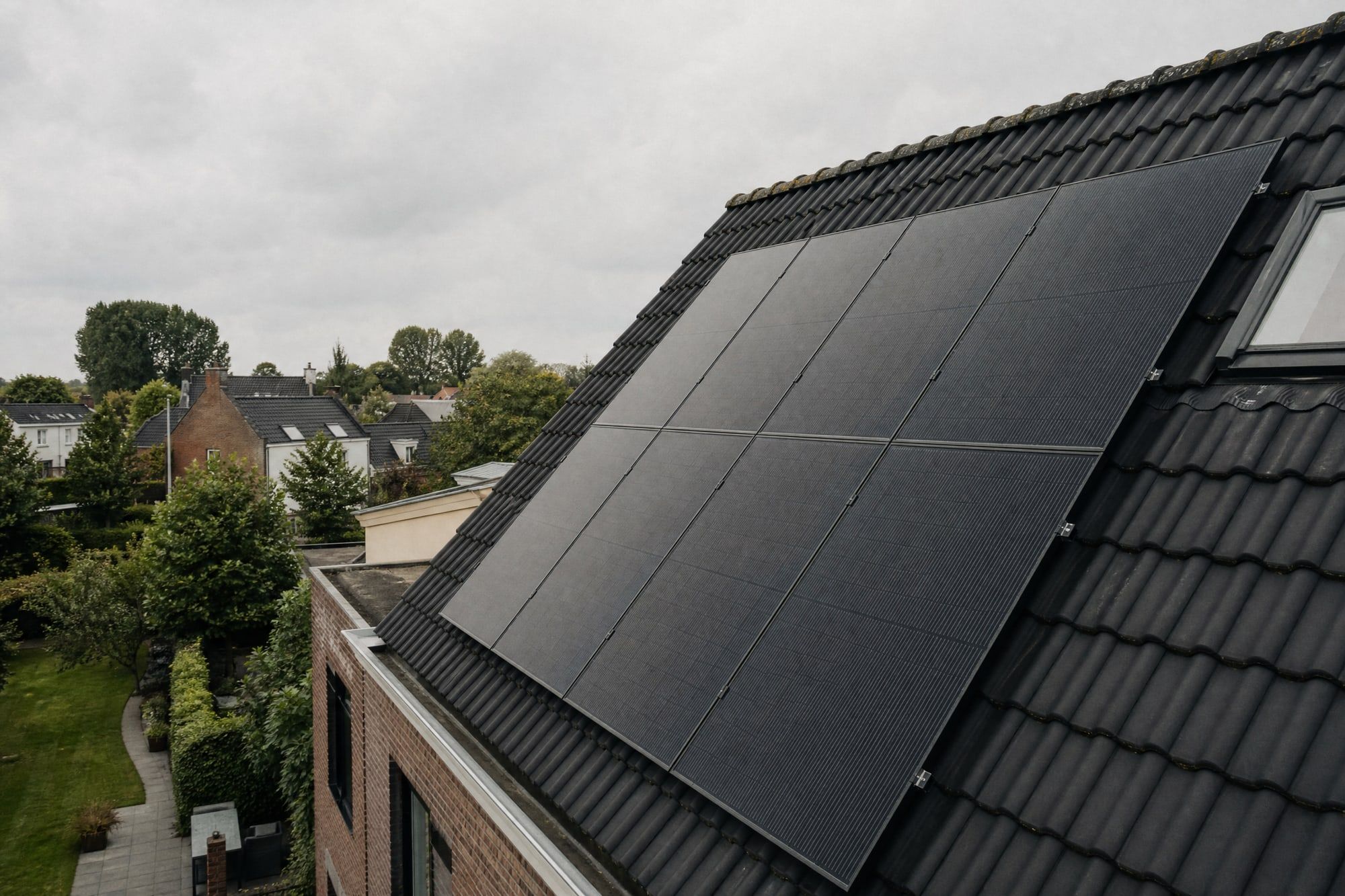 Zonnepanelen op een pannendak